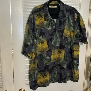 Vintage Tommy Bahama men’s XL hawaiin silk shirt. Amazing condition.